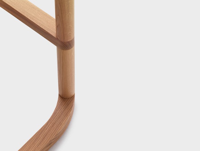 Resident pier bar stool oak close